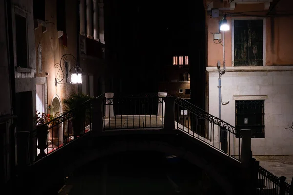 Benátský Kanál Gondolami Noci Itálie Prázdné Benátky Žádní Turisté — Stock fotografie