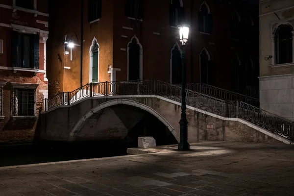 Venedigkanalen Med Gondoler Natten Italien Tomma Venedig Inga Turister — Stockfoto