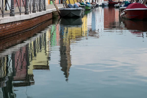 Kleurrijke Geometrie Foto Van Huizen Weerspiegeld Water Burano Eiland Italië — Stockfoto