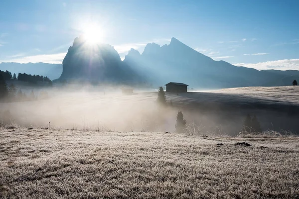 Wunderschöne Alpine Landschaft Des Herbstlichen Nebels Morgen Seiseralm Seiser Alm — Stockfoto
