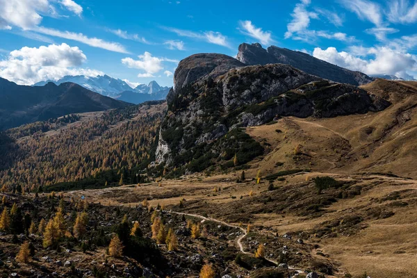 背景に前景と山の丘に黄色の木と素晴らしい秋の田舎の風景 ドロマイトアルプス イタリア — ストック写真