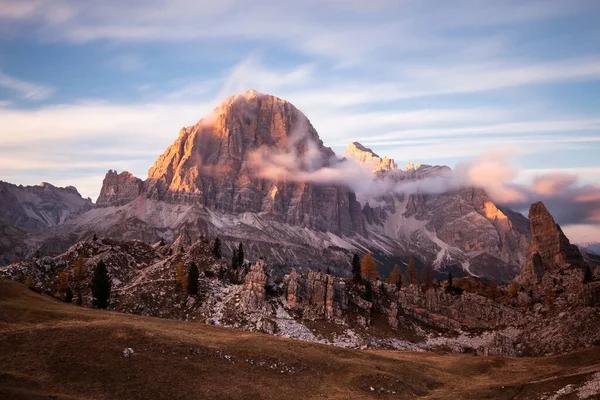 Panorama Szczytu Cinque Torri Przy Zachmurzonym Zachodzie Słońca Alpy Dolomitowe — Zdjęcie stockowe