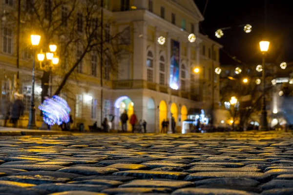 Kopfsteinpflaster Alte Europäische Straße Mit Nächtlicher Stadtbeleuchtung — Stockfoto