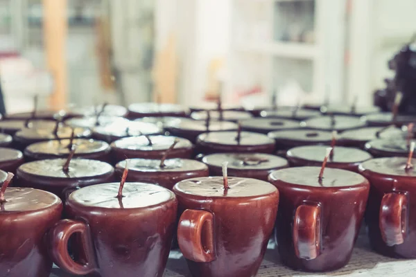 Кофе Чашки Свечи Расположены Полках Отсортированы Цвету Свечном Магазине — стоковое фото