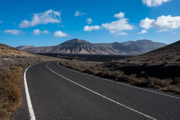 Paisaje Volcánico Con Carretera Canarias Lanzarote — Foto de Stock