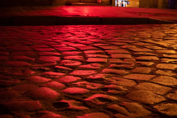 Molhado Iluminado Pela Rua Paralelepípedos Luz Vermelha Noite — Fotografia de Stock