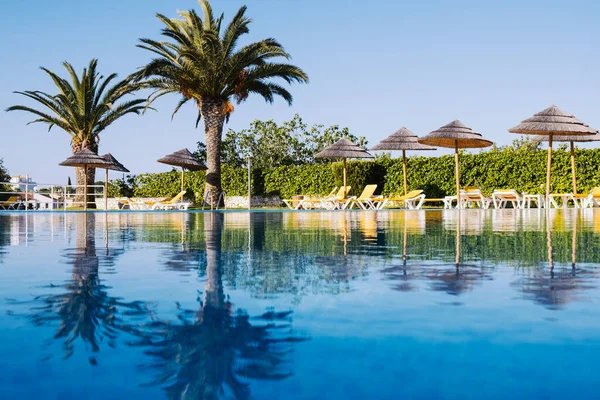 Hermoso Complejo Hotelero Frente Playa Tropical Con Piscina Tumbonas Palmeras — Foto de Stock