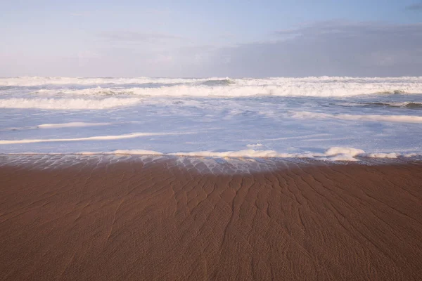 フロリダ州の砂浜の極端な広角の景色 青い空海の波夏の朝 — ストック写真