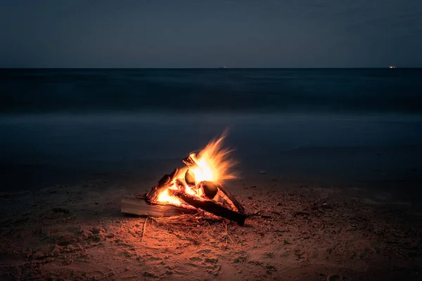 Yaz Boyunca Kumsalda Kamp Ateşi Yakmak Güzel Anılarımı Canlandırıyor — Stok fotoğraf