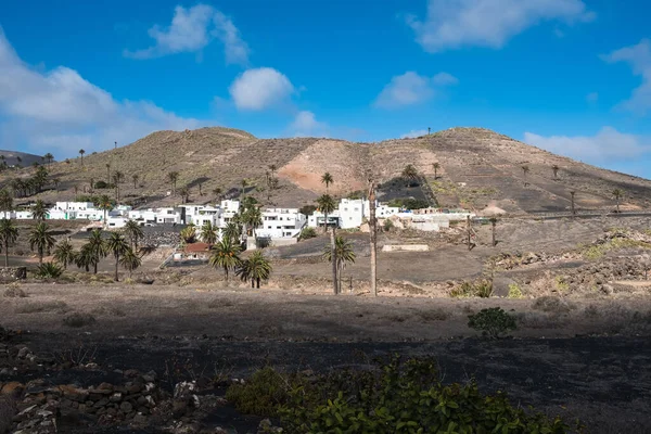 Het Dorpje Yaiza Midden Het Vulkanische Landschap Canarische Eilanden Reizen Rechtenvrije Stockfoto's