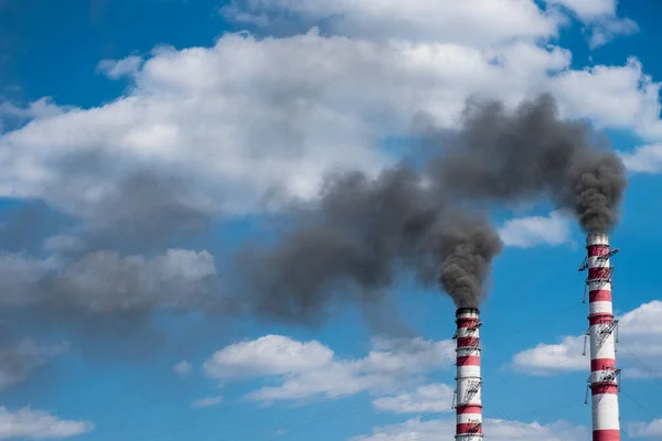 Fumée Industrielle Cheminée Sur Ciel Bleu — Photo