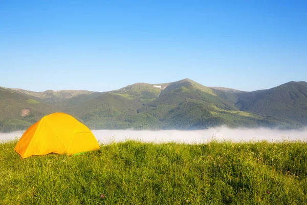 Heldere Gele Toeristische Tent Bergen Aard Rechtenvrije Stockfoto's