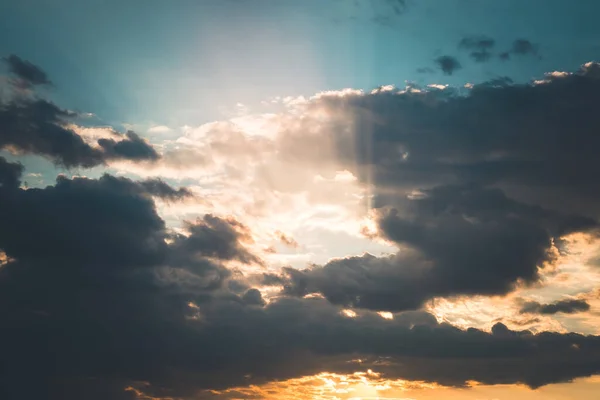 Sonnenuntergang Oder Sonnenaufgang Mit Wolken Lichtstrahlen Und Anderen Atmosphärischen Effekten — Stockfoto