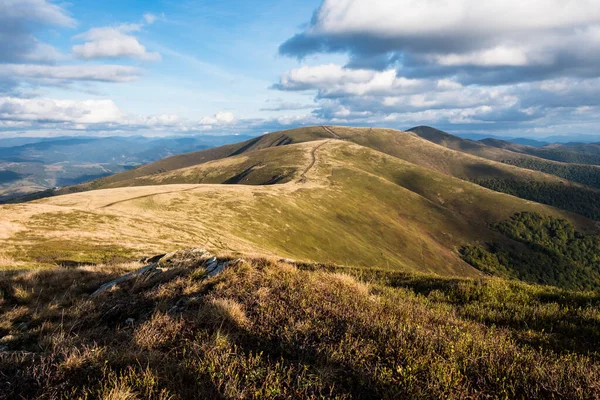 Panorama Uma Visão Colinas Uma Variedade Montesa Fumegante Coberta Névoa — Fotografia de Stock