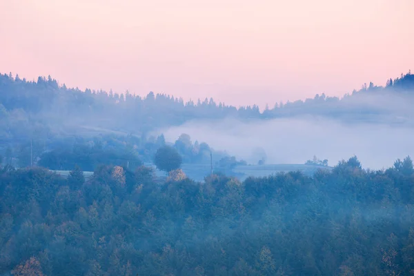 Красивий Туманний Пейзаж Сході Сонця Фантастичні Ранкові Туманні Осінні Пагорби — стокове фото