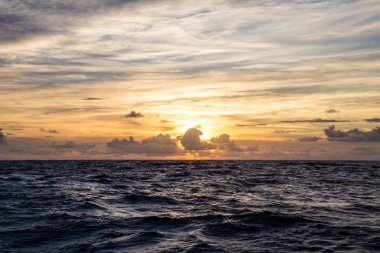 denizde gün batımı