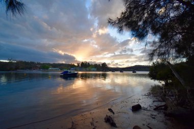 Avustralya'da Clyde nehrinde muhteşem gün batımı bulutlar