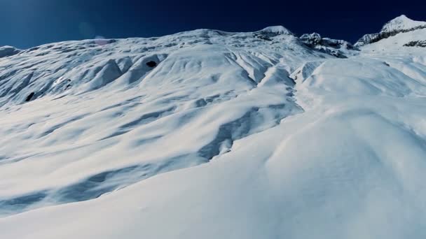 Letecký pohled na zasněžené hory zimní krajiny — Stock video