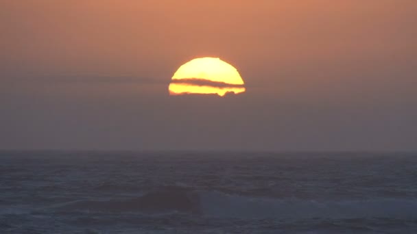 Sol grande sobre las olas de la costa del oregón — Vídeos de Stock