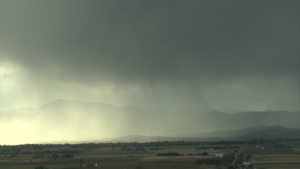 Grande tempestade passando pelo campo — Vídeo de Stock