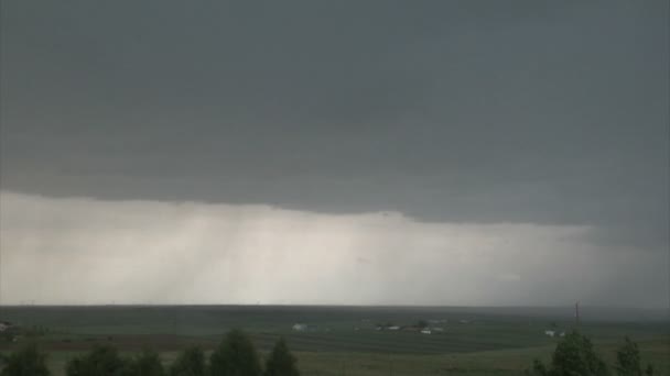 Grandes nuvens de tempestade cinza e chuvas torrenciais no campo — Vídeo de Stock