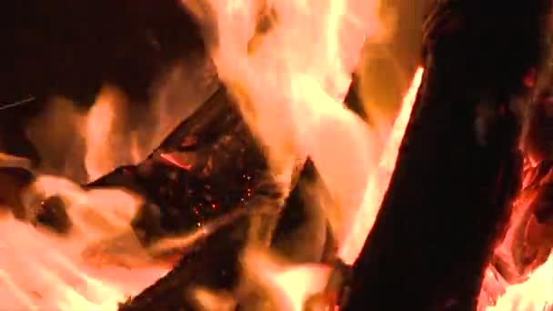 Fuego ardiente brasas — Vídeos de Stock