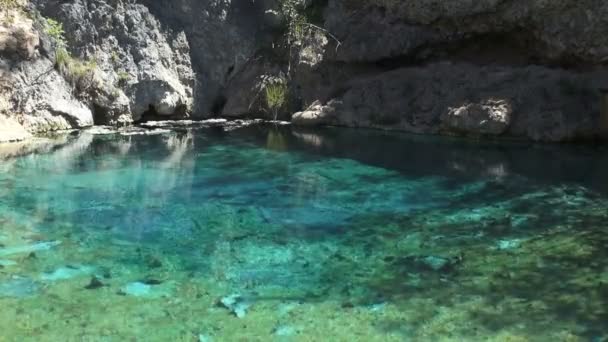 Canada banff grotte et bassin sources chaudes bleu-vert eau — Video