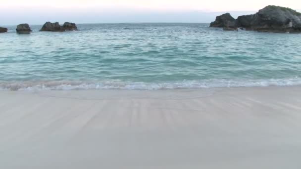 Agua azul golpeando la playa de bermudas arenosas — Vídeos de Stock