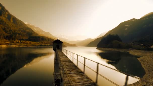 Most jezero panorama letět přes cestu způsobem silnice ulice letecký pohled — Stock video