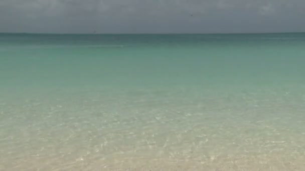 Чиста океанічна вода з берега острова — стокове відео