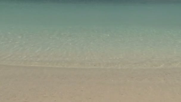 Clear water waves on island beach — Stock Video