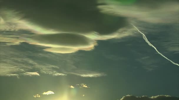 Nubes durante la puesta del sol — Vídeos de Stock