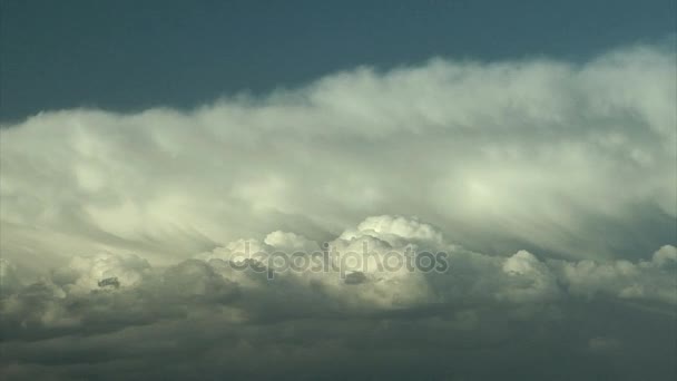 Wolken fließen zusammen am Himmel — Stockvideo