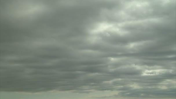 Wolken bilden eine Decke über dem Himmel — Stockvideo