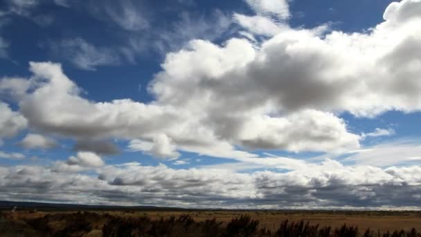 Nuvens que se movem através da paisagem da patagônia — Vídeo de Stock