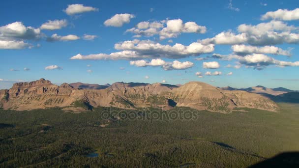 Nuvole che si muovono sopra la lussureggiante valle e montagne — Video Stock