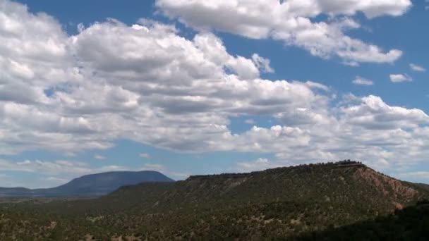 Nuvens sobre o terreno — Vídeo de Stock