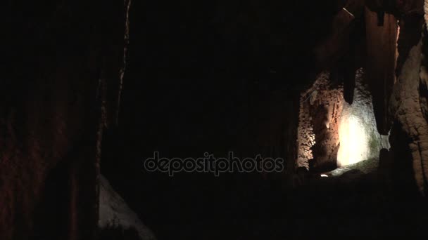 Темная пещера со светом в конце — стоковое видео