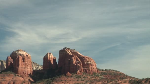 Впечатляющие облака над красными камнями — стоковое видео