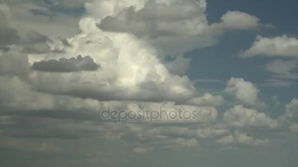 Dramatické opuchlé bílý oblak timelapse — Stock video