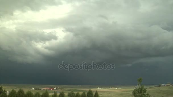 Nuvole temporalesche drammatiche sul paesaggio verde — Video Stock