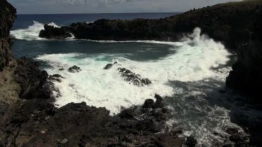 Paskalya Adası Deniz taşlara vurmak büyük dalgalar mağara