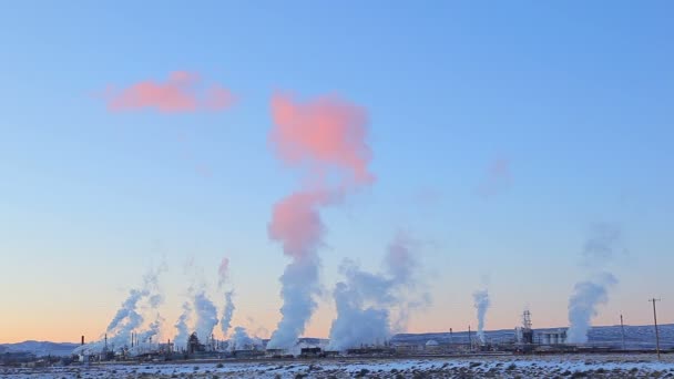 Centrale électrique isolée en soirée — Video