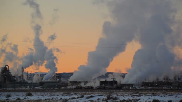 Centrale électrique isolée au coucher du soleil — Video