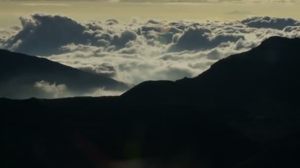 Haleakala вулкан над облаками — стоковое видео