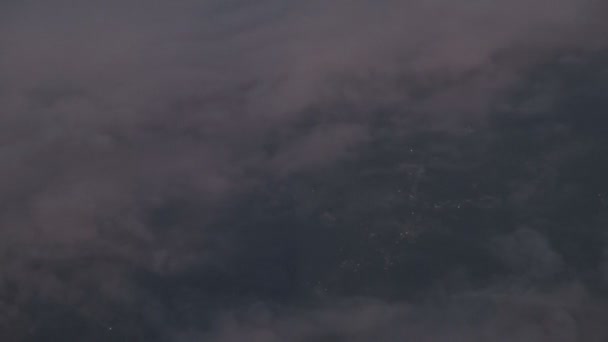 Пролетают над ночными облаками — стоковое видео
