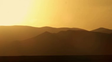 dağ haze altın gün batımı ile