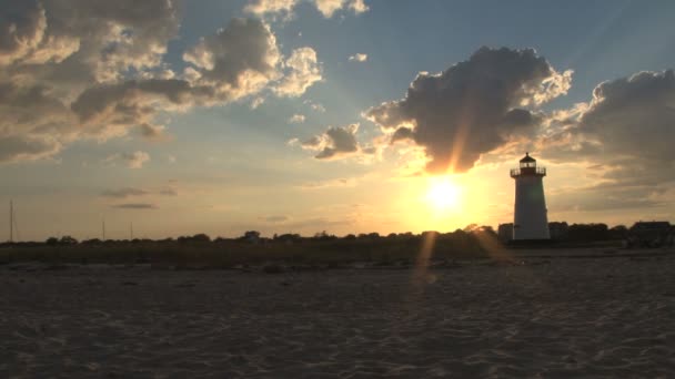 Faro y hermosa puesta de sol playa — Vídeos de Stock