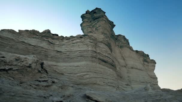 Pared de ángulo bajo de estratos — Vídeo de stock