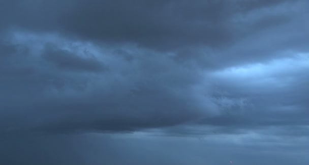 Nubes de lluvia siniestras a la deriva en — Vídeos de Stock